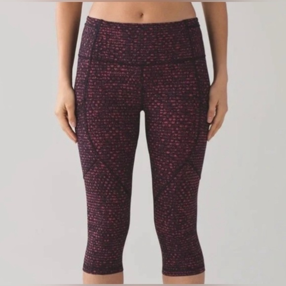 Lululemon Mesh Outrun 17” Crop Leggings in Shatter Weave Dust Coral Plum / Black - Picture 2 of 10